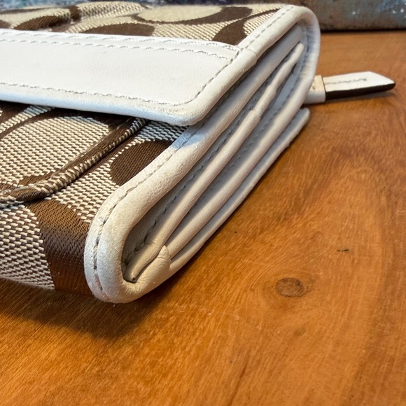 Coach Vintage Signature Khaki and White Leather Wallet - Picture 13 of 16